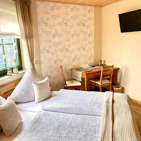 Gaestezimmer Engels, Zwei Doppelzimmer, Naehe Nuerburgring Oda ve Kahvaltı Kelberg